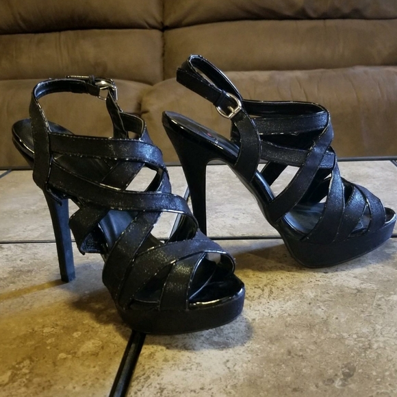 Black heels - Picture 2 of 3